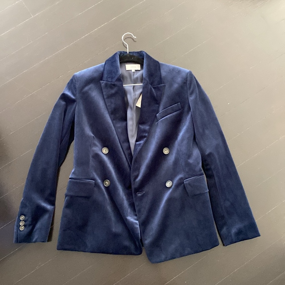 Vince navy double breasted suit w cropped pants. NWT. Size 6.